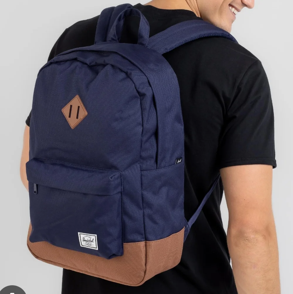 Nwot Herschel Heritage Backpack Navy/Tan Synthetic Leather Mid-Volume men women